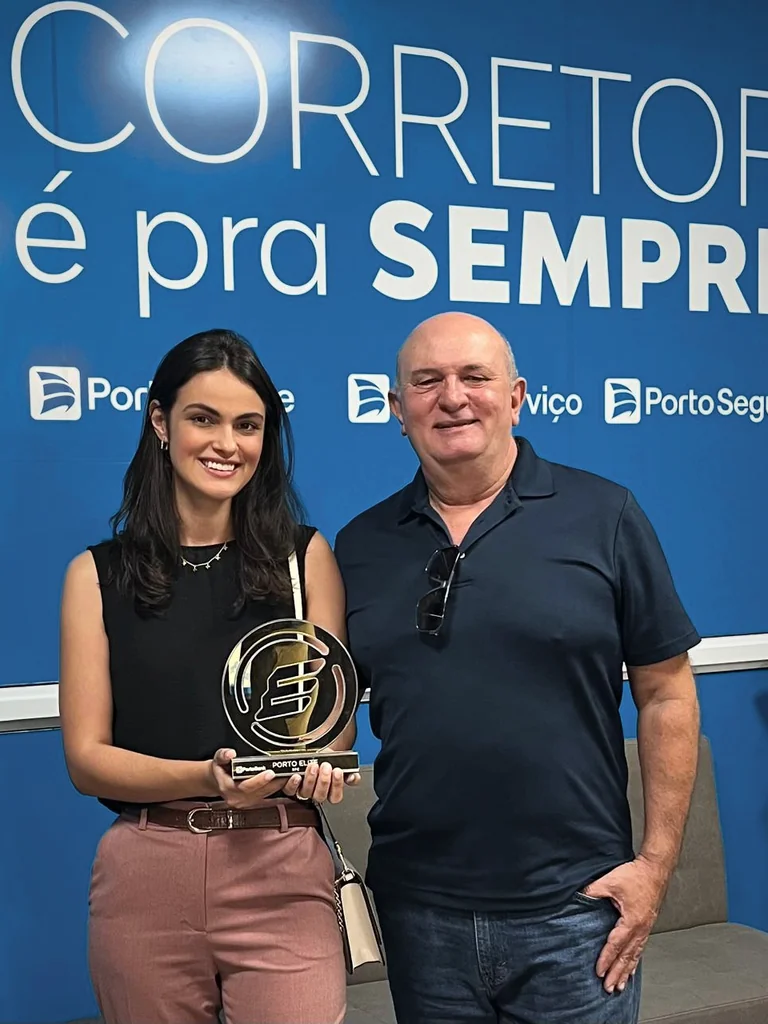 Juliana, da Fontaseg, segurando o troféu Porto Elite em evento da Porto Seguro